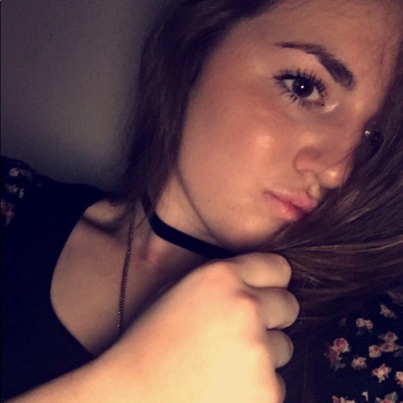 Meet your Posher, Gabriella - Picture 2 of 2